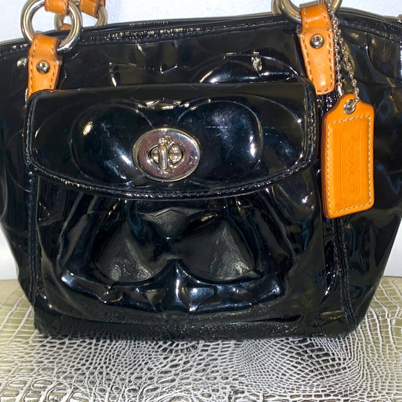 Coach satchel small/med size 2 out pockets, zip closure - Picture 2 of 12